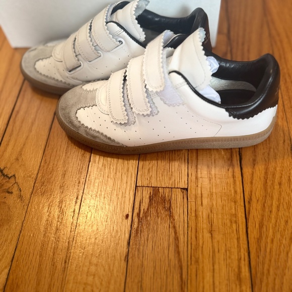 Sneakers - Picture 5 of 9